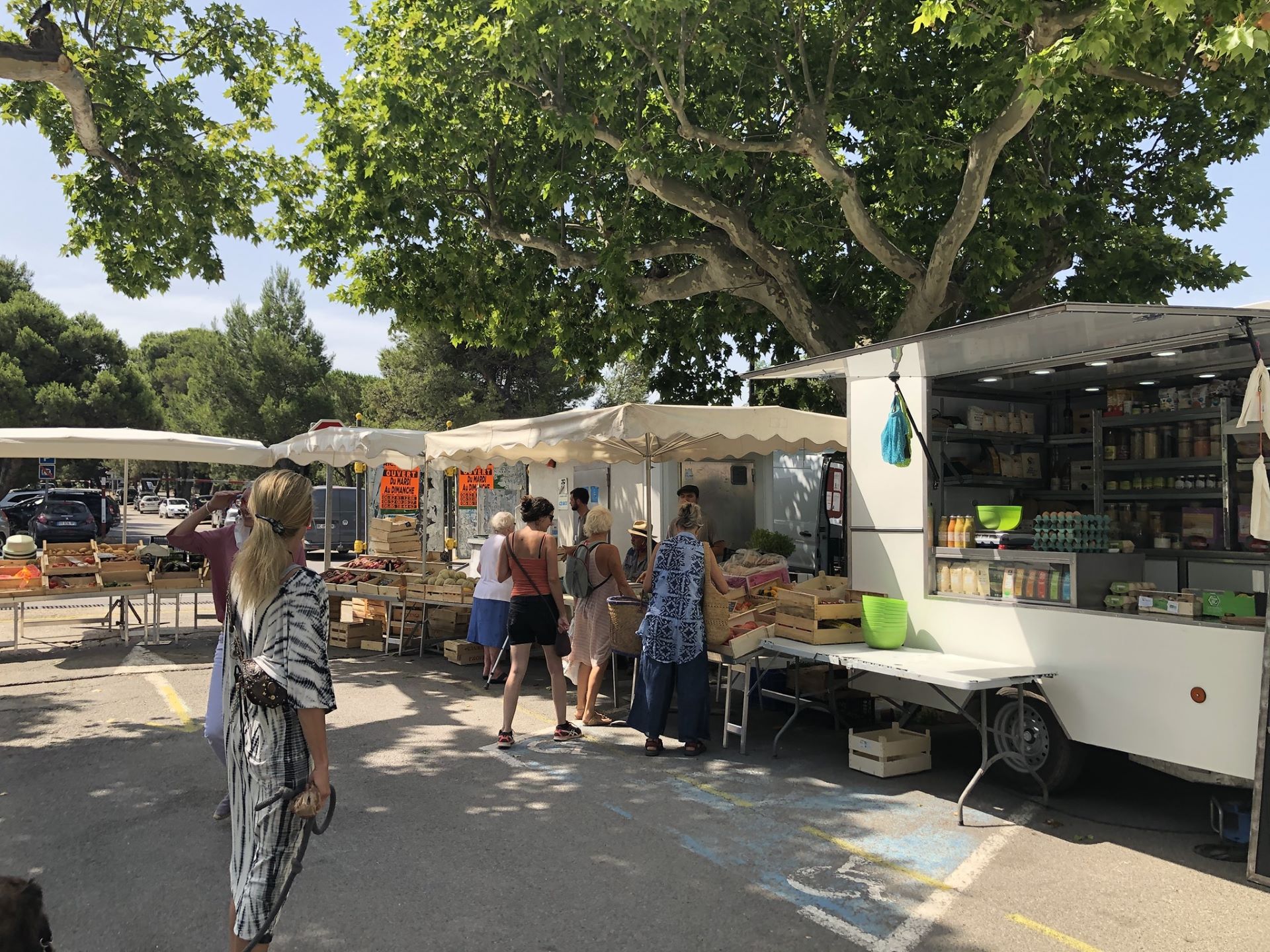 Marché provençal bi-hebdomadaire à Fontvieille - photo 4