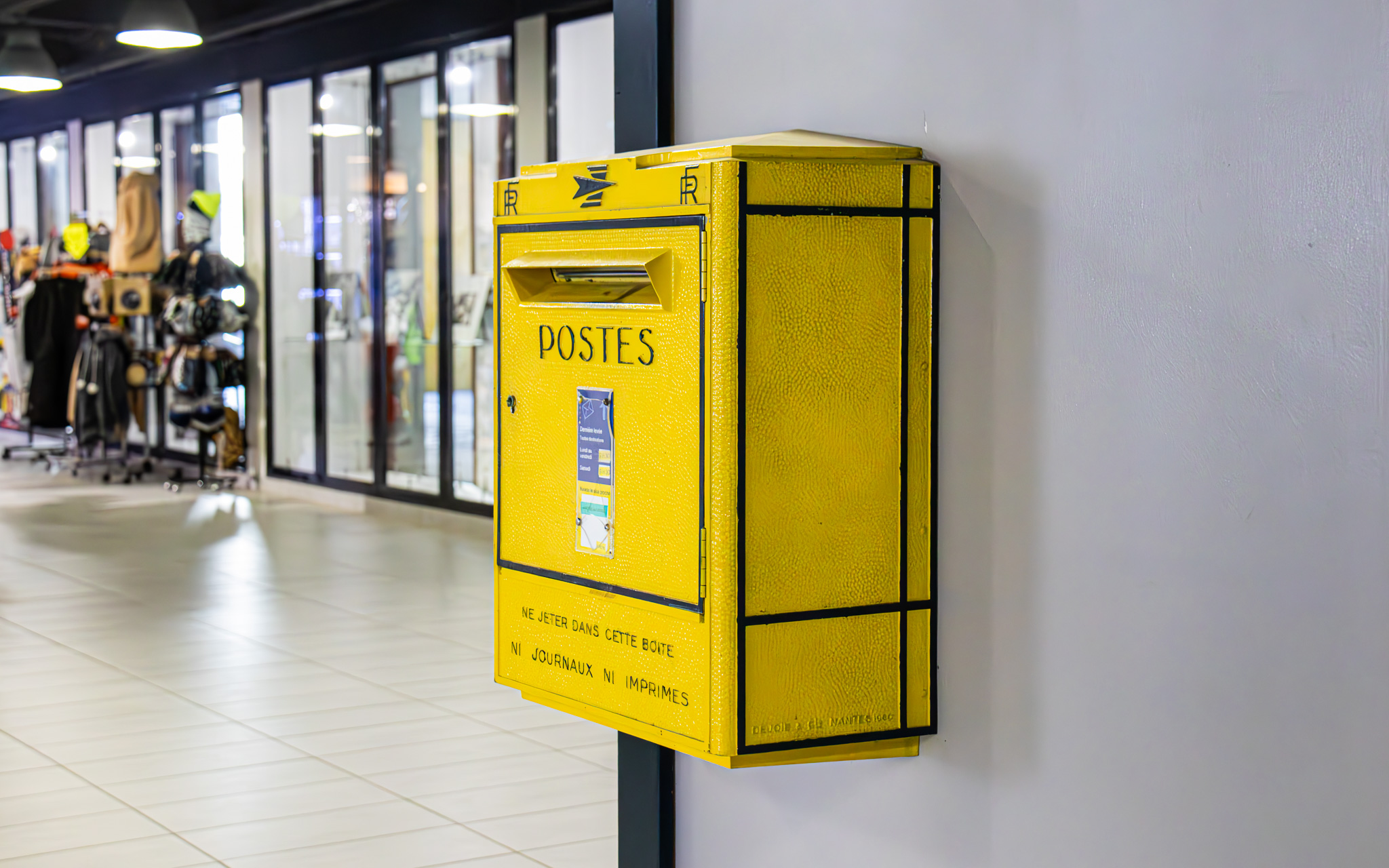 Boîte aux lettre située dans la galerie marchande de Flaine Forum