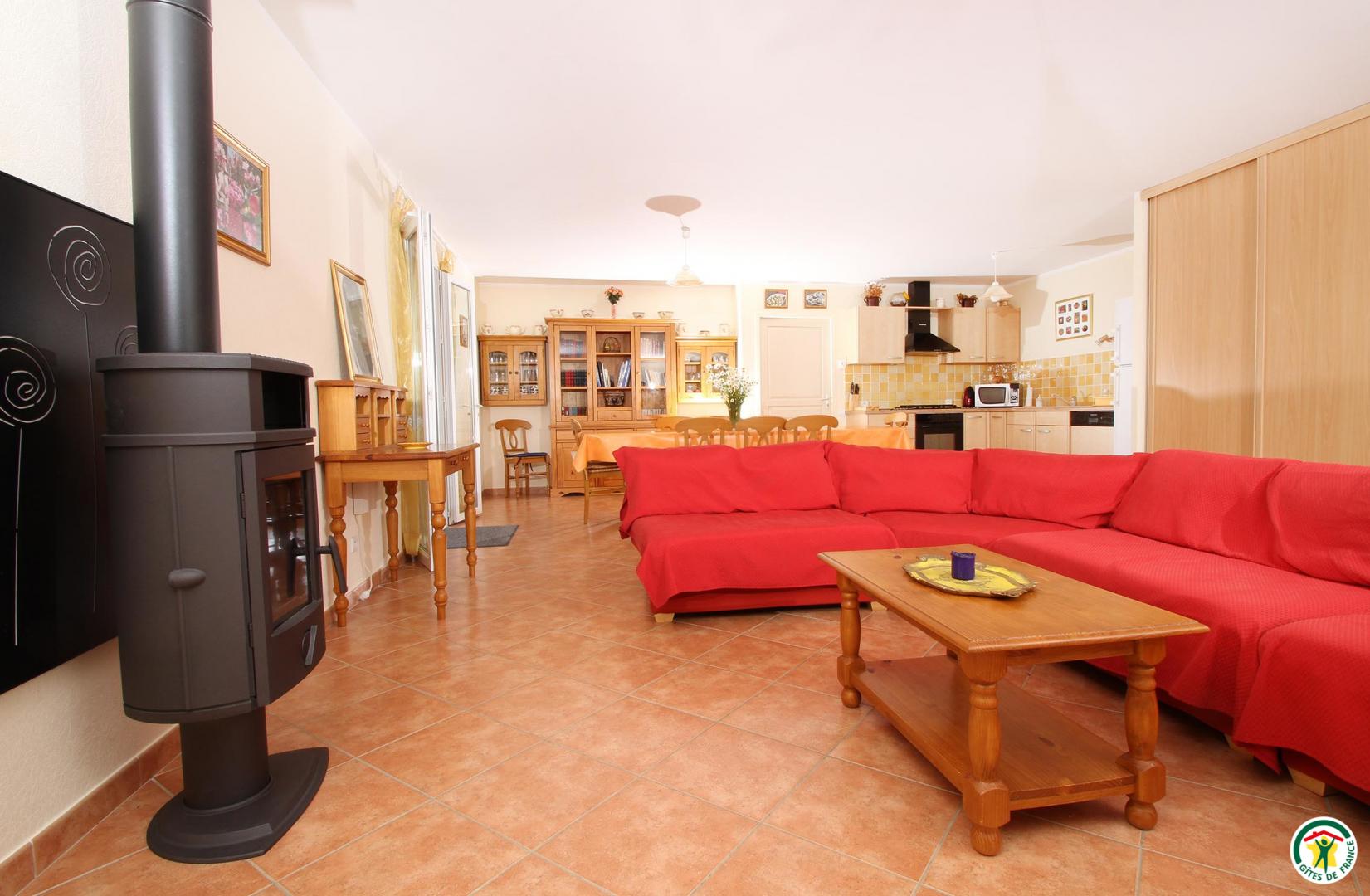 La pièce à vivre, de 52 m2, avec ses 3 portes fenêtres donnant sur les terrasses et le jardin.