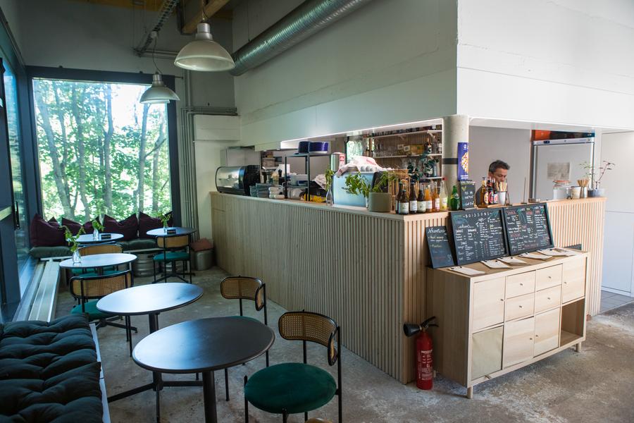 Espace café avec vue sur la Marne au sein de la Maison de l'Environnement