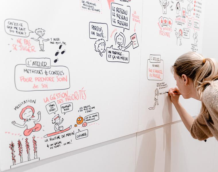 Scribees Chloé Kossmann en train de dessiner
