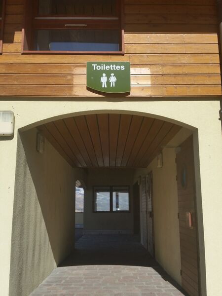 Entrée côté route