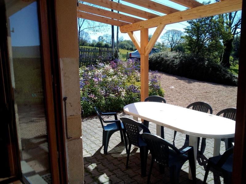 Gîte des Monneries à Poule-les Echarmeaux dans les Monts du Beaujolais - Proximité Col des Echarmeaux dans le Rhône : depuis la cuisine, accès direct à la terrasse sous la pergola.