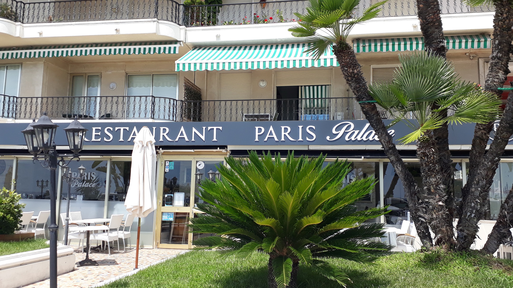 Entrée du restaurant Paris Palace