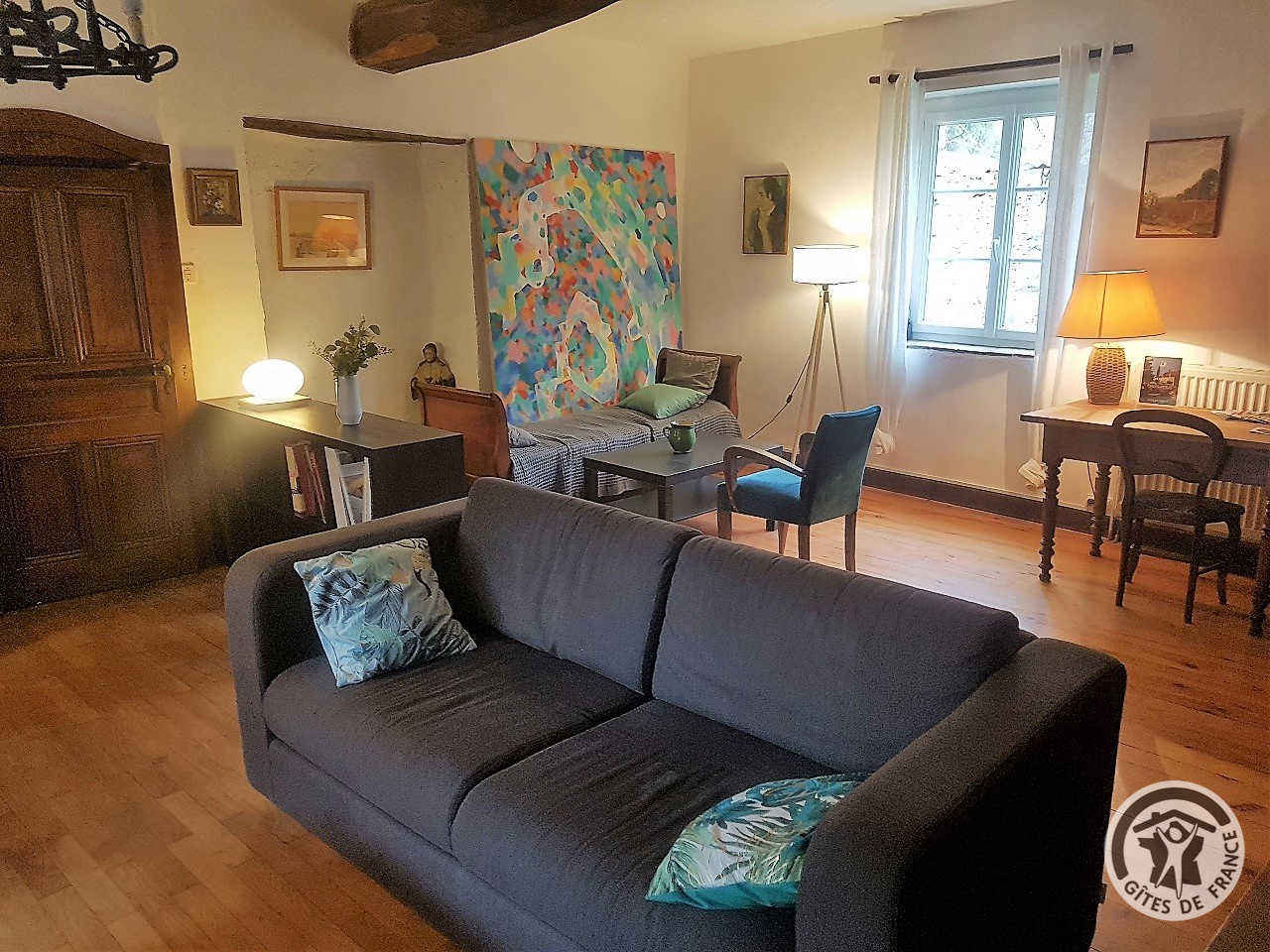 Gîte 'Le Pré au Ruy' à Thurins (Rhône, Monts du Lyonnais, Sud-Ouest de Lyon) : le salon avec plusieurs espaces aménagés.