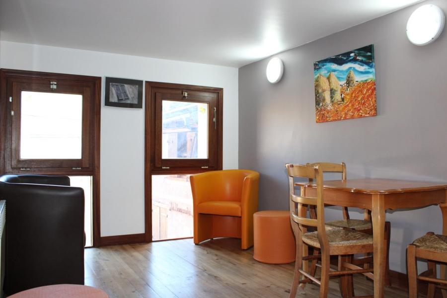 Grange des Tilleuls - Espace salon - Gîtes de Groupe d'Etape - Roure - Alpes-Maritimes