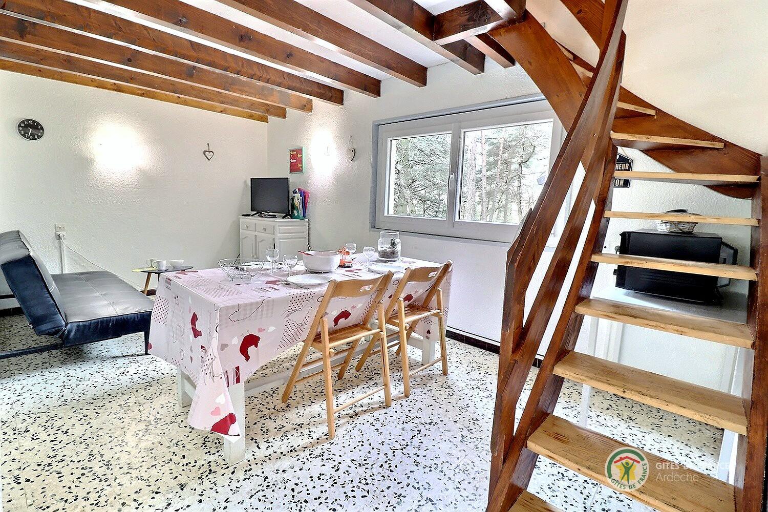 La pièce de vie et l'escalier menant à la chambre 2 lits