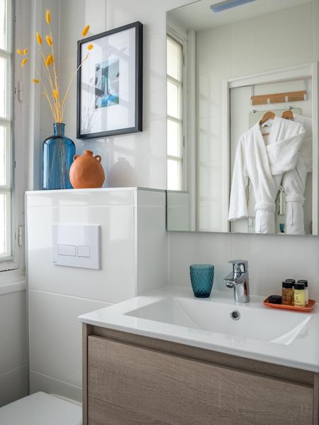 Un évier, un miroir, des toilettes.