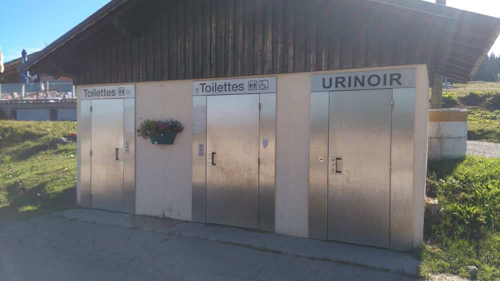 wc-public-parking-du-col-les-saisies