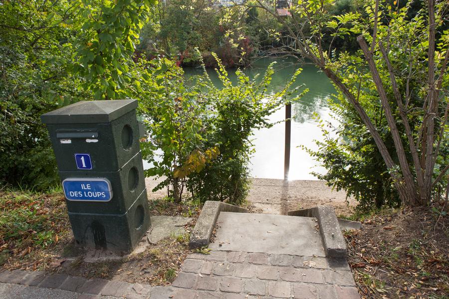 Boite aux lettres sur le quai de l'Artois 