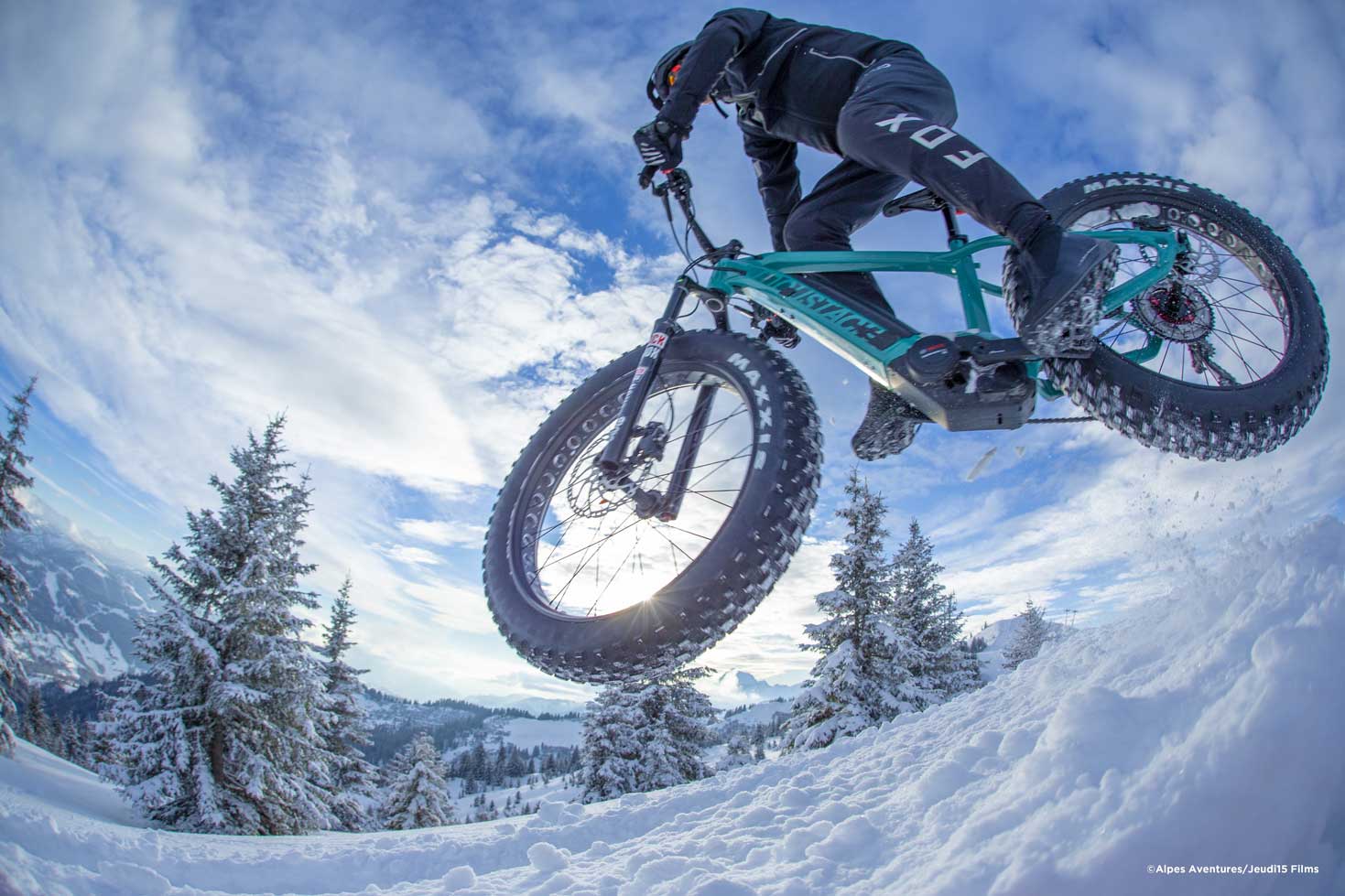 Saut en Vélo électrique sur neige