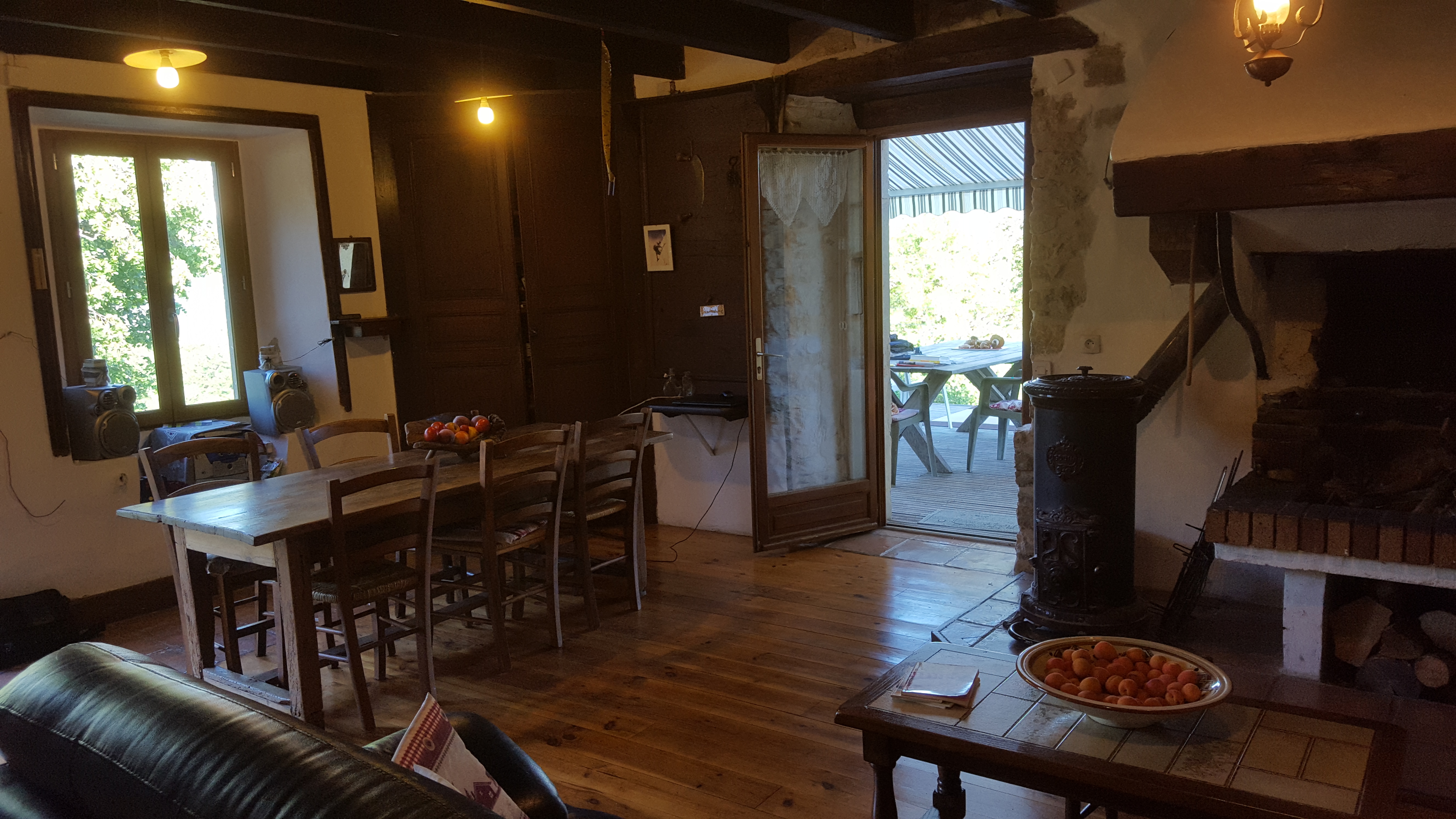 Le séjour avec accès direct à la terrasse exposée plein sud