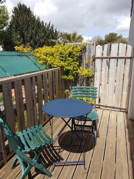 Balcon Mezzanine avec une petite table ronde et 2 chaises