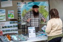 Un exposant sur le village du printemps de coquelicots