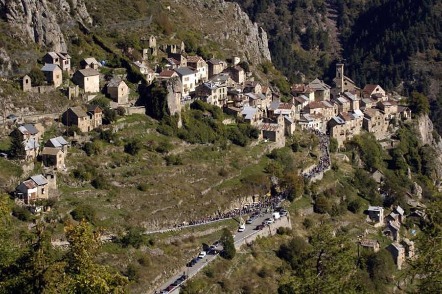 Gîte Les Crocus-Le village-Roubion-Gîtes de France des Alpes-Maritimes