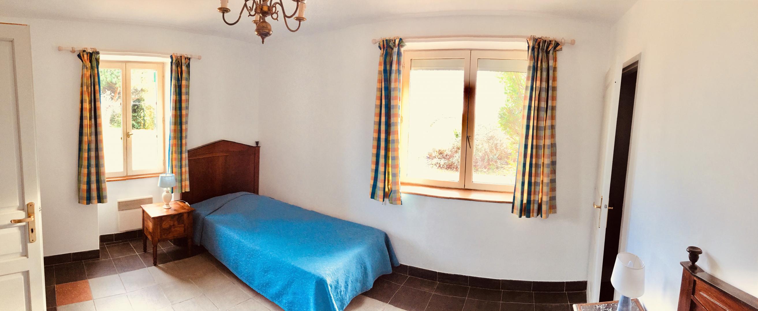 Chambre Colline, avec 2 lits simples et sa salle de bain indépendante.