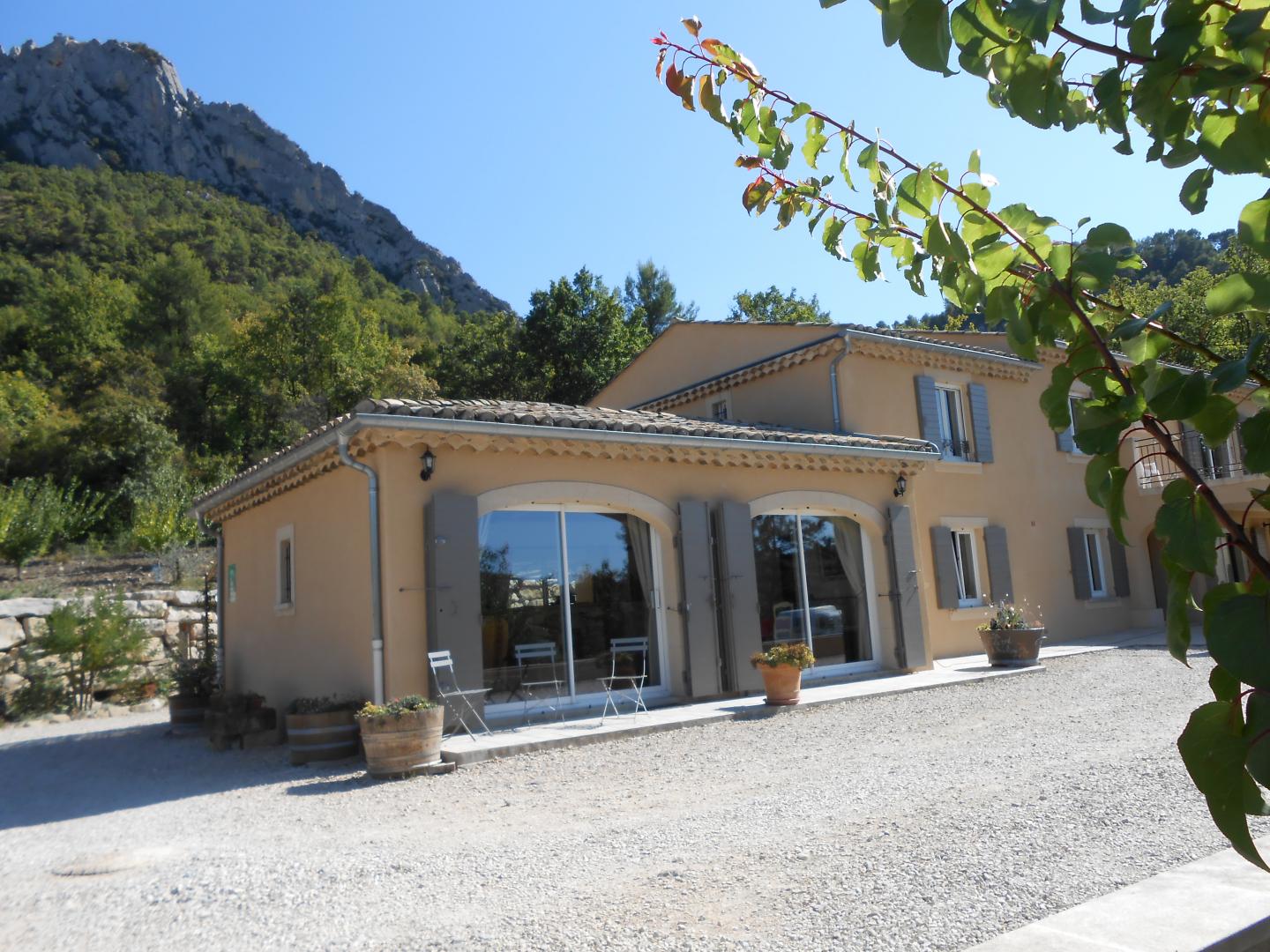 Le Pré de Loulou est à 5 min à pied du village.On peut laisser la voiture.