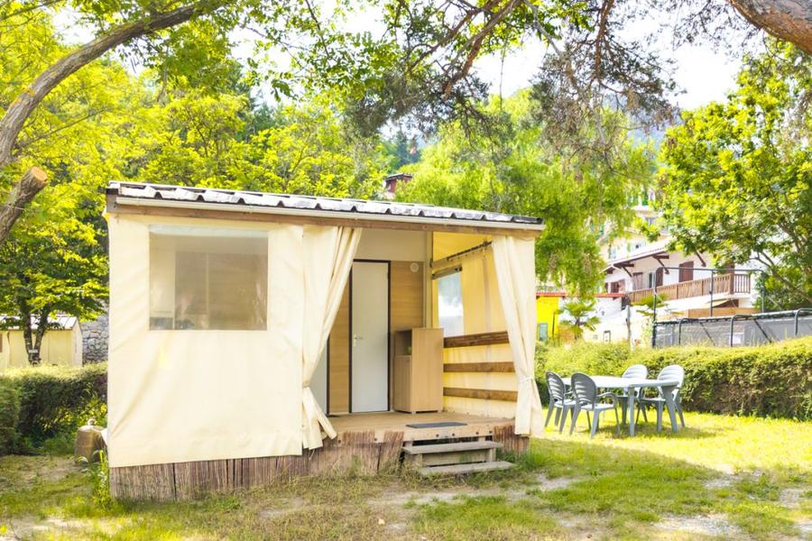 Bungalow toilé (tente équipée)