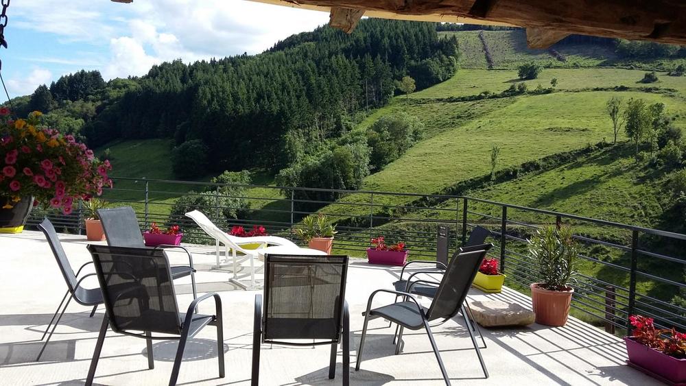 Gîte du Grand Peisselay à VALSONNE (Rhône - Beaujolais Vert) : la terrasse et sa vue.