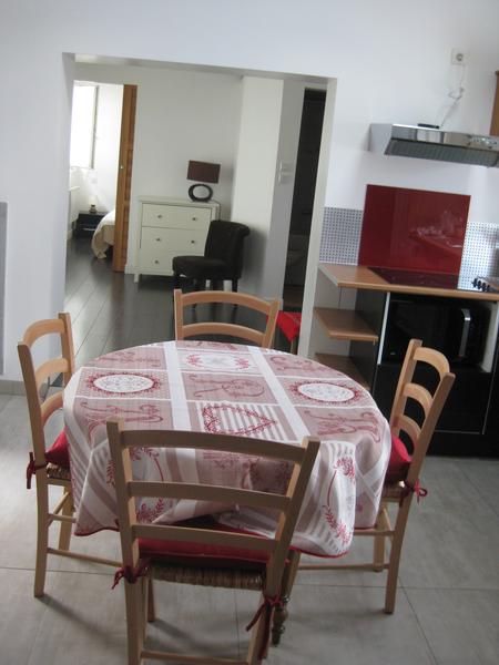 Une table ronde avec 4 chaises.