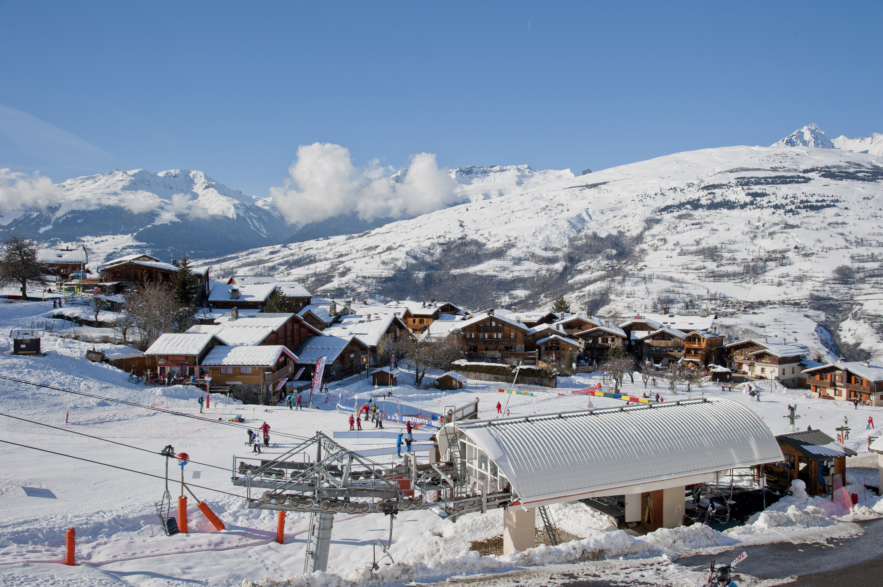 Front de neige avec le jardin des neiges et le départ du télésiège de Montchavin