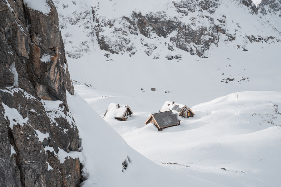 Le refuge du Fond des Fours vue de loin sous la neige en hiver