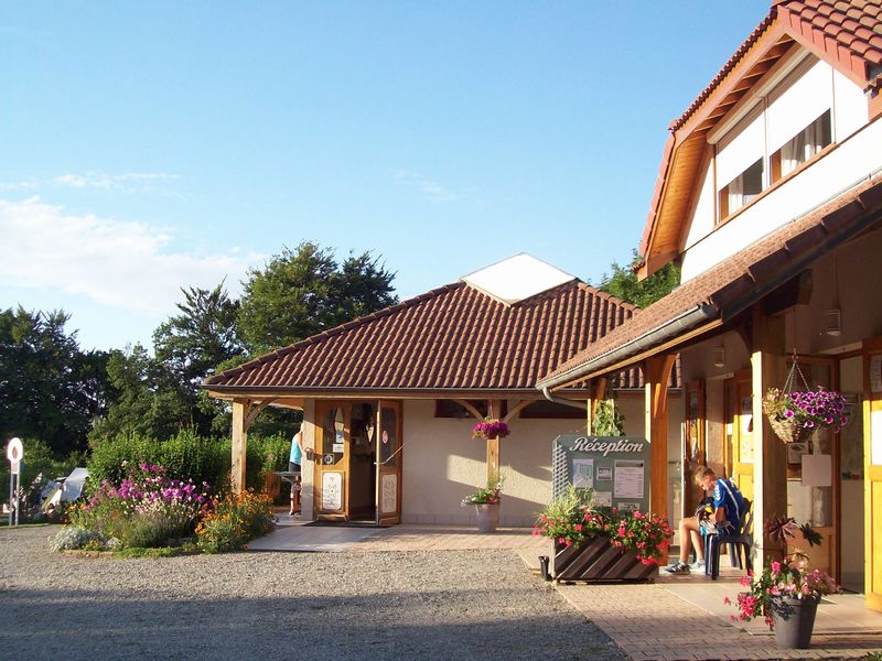 Réception, salle de jeux, sanitaires