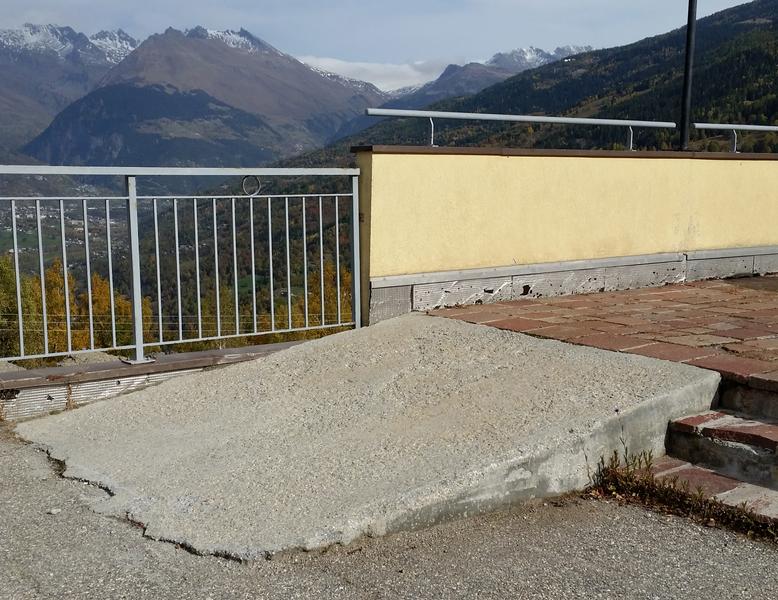 Rampe d'accès depuis le parking