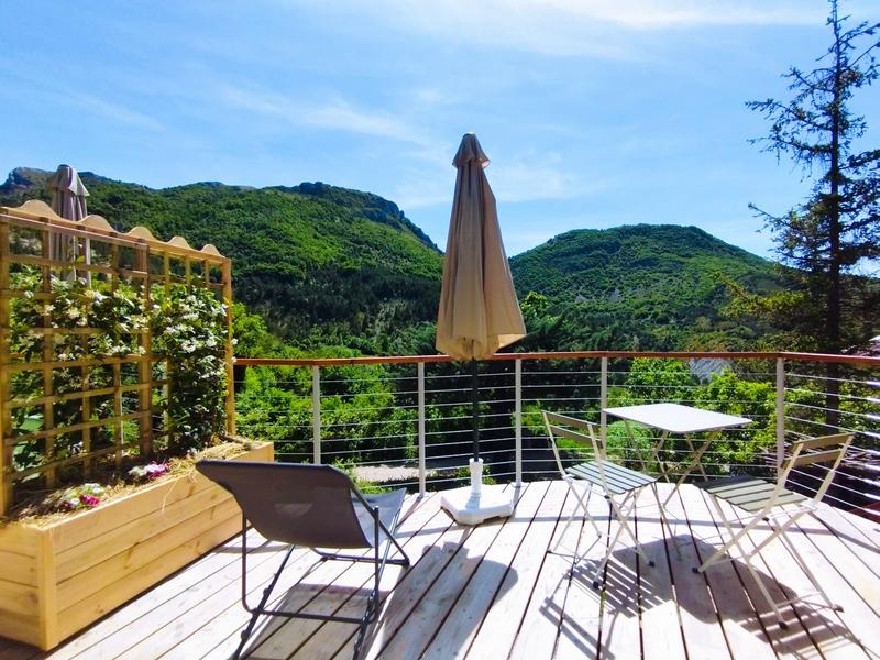 Farniente sur la terrasse - © © Gîte des chalets perchés