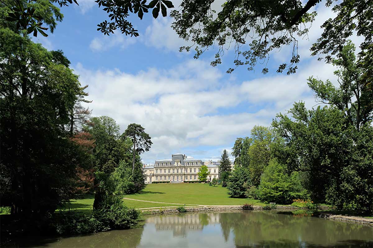 Jardins de l'Hôtel du Département de l'Ain et préfecture de l'Ain vue du jardin