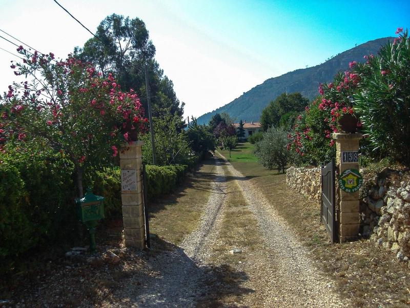 La Bastide des Chênes-Entrée propriété-Le Broc-Gîtes de France Alpes-Maritimes.