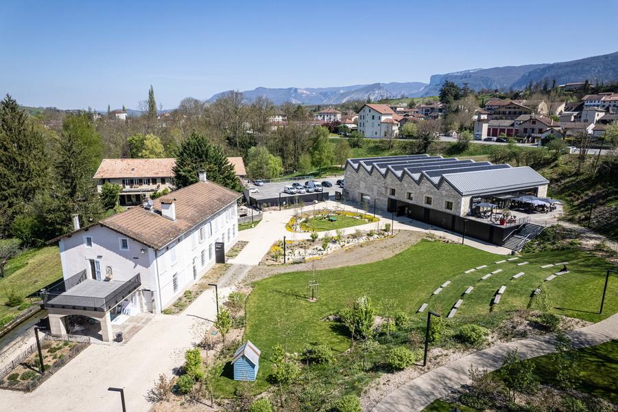 L'artsolite vu par drône avec en second plan les falaises du Vercors