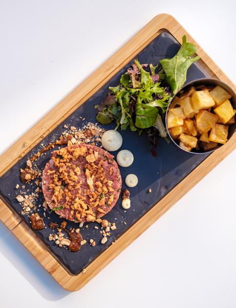 un Tartare avec des pommes de terres sautées.