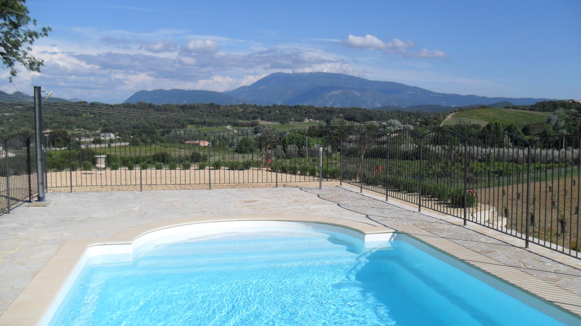 Vue de la terrasse extérieure sur le Mont Ventoux