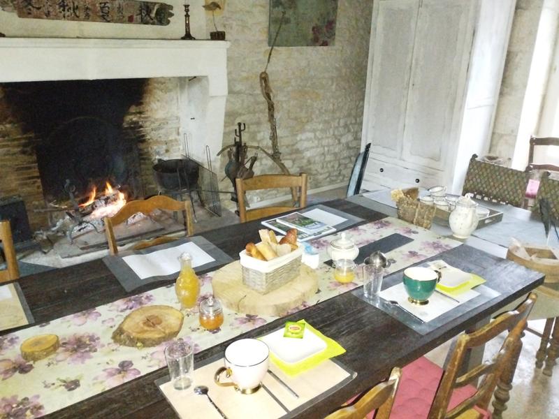 Petit déjeuner devant le feu de cheminée.