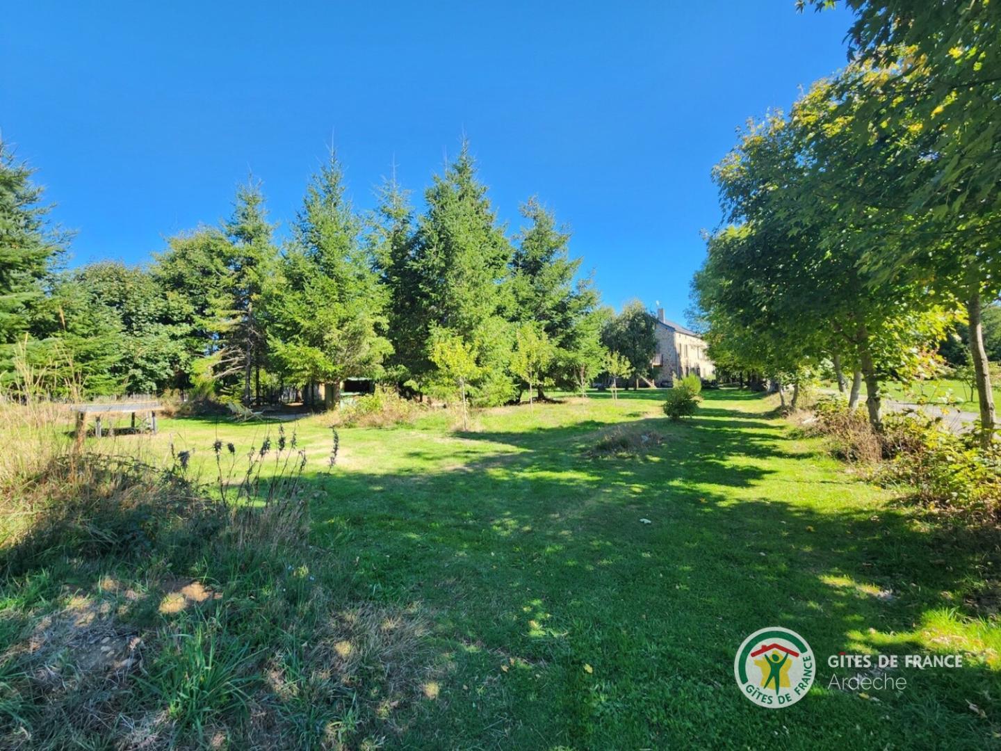 Un environnement verdoyant autour du gîte