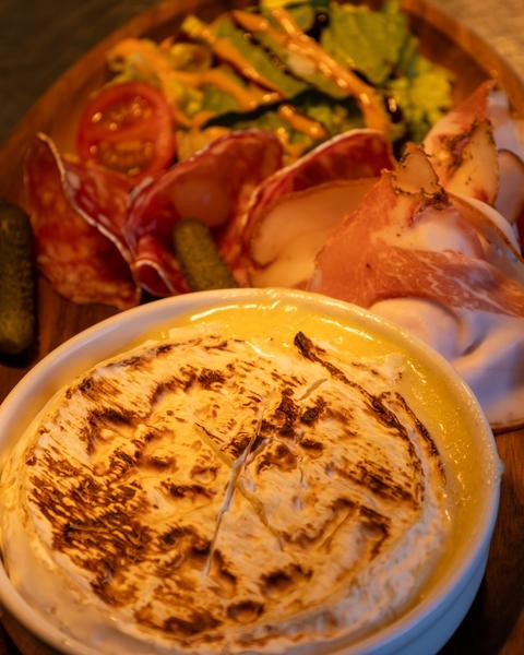 Café-restaurant le Déjà Vu_assiette camembert roti_Mornant