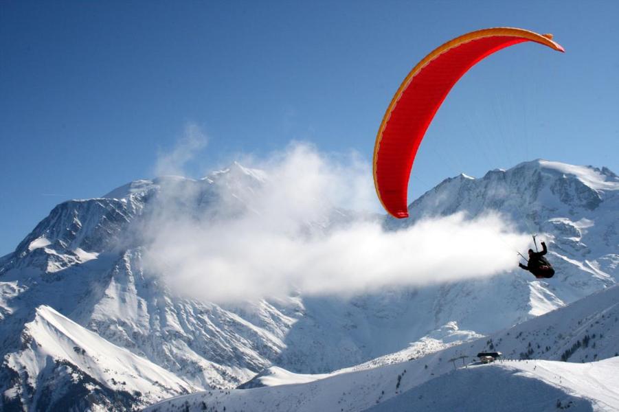 Soaring sur fond de Mt blanc Soaring sur fond de Mt blanc