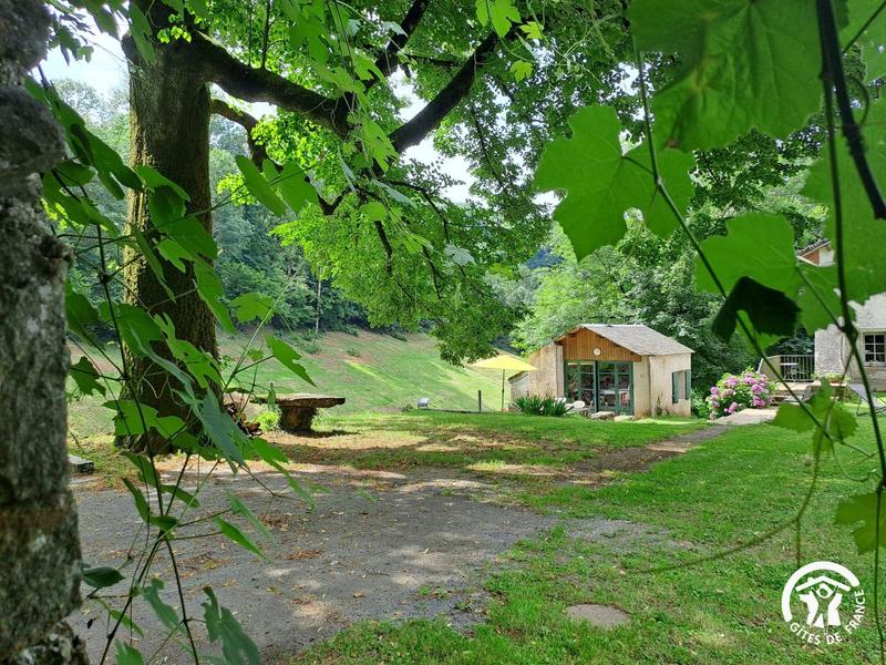 Le gîte du Tilleul de Bressolles - Le Bez - Gîtes de France Sud - parc arboré