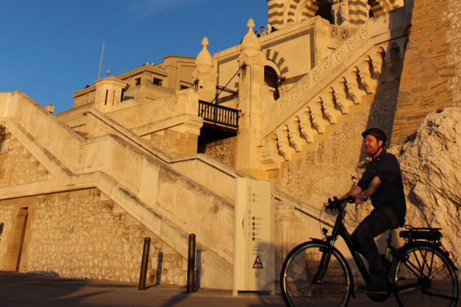 Visite des calanques à vélo électrique et Guide Virtuel