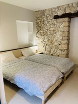 2 lits simples, salle d'eau, toilettes sur le pallier