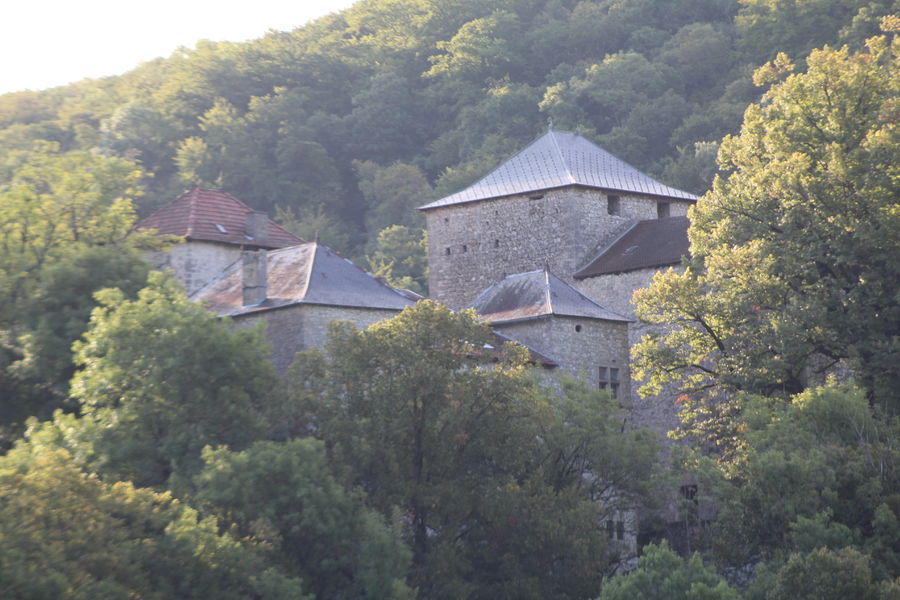 Visite des extérieurs du château de Serraz