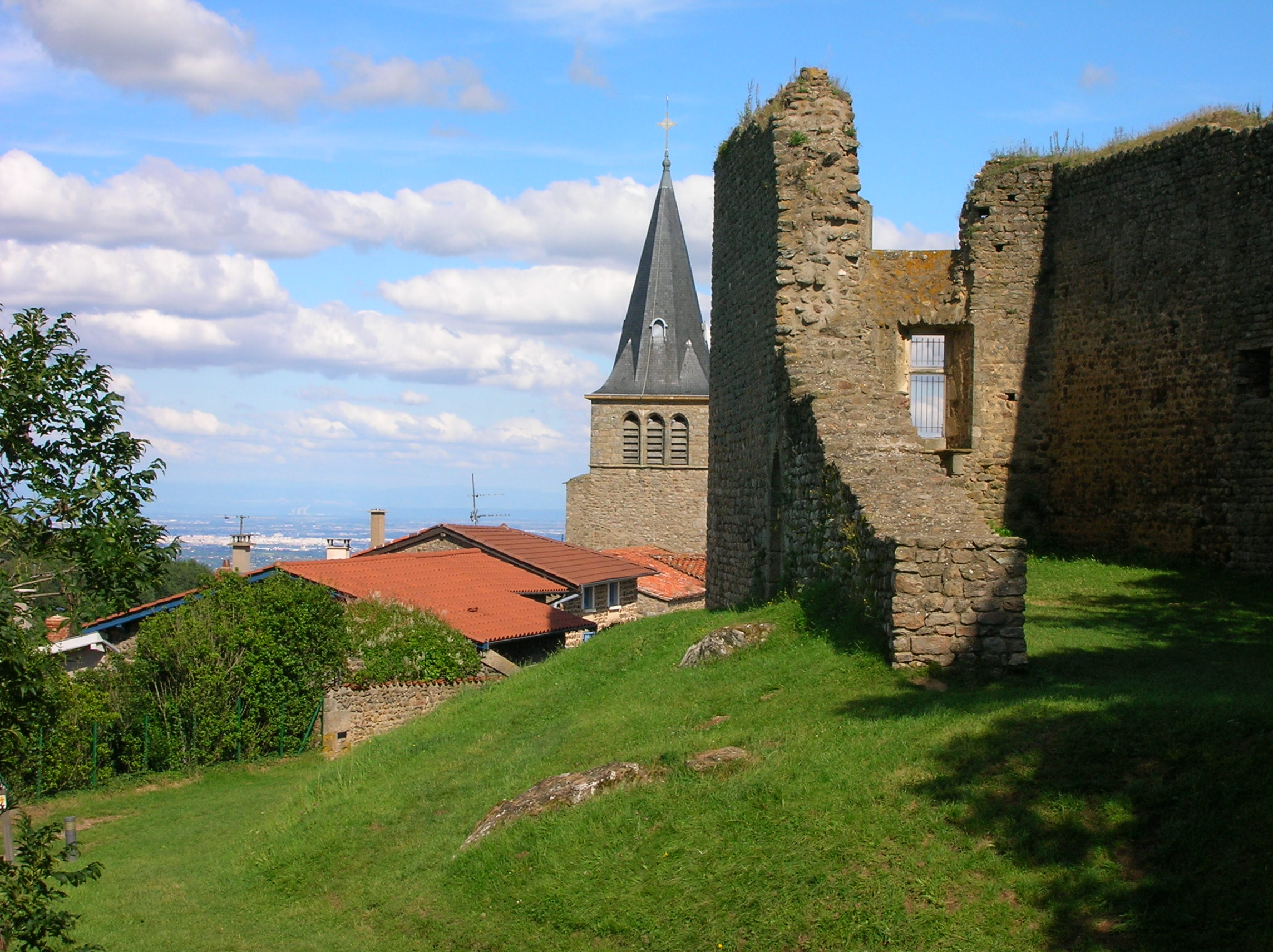 Les ruines du donjon et la chapelle
