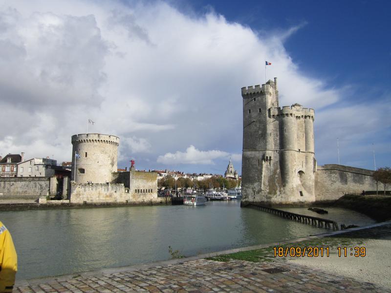 Les Tours Saint-Nicolas et de la Chaine, à proximité de l'appartement.