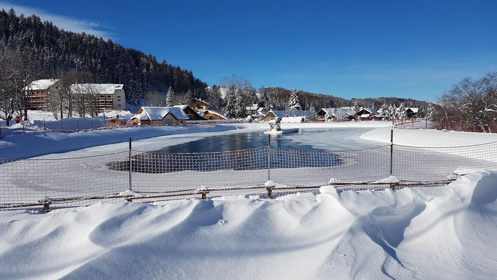 Vue plan d'eau sous la neige