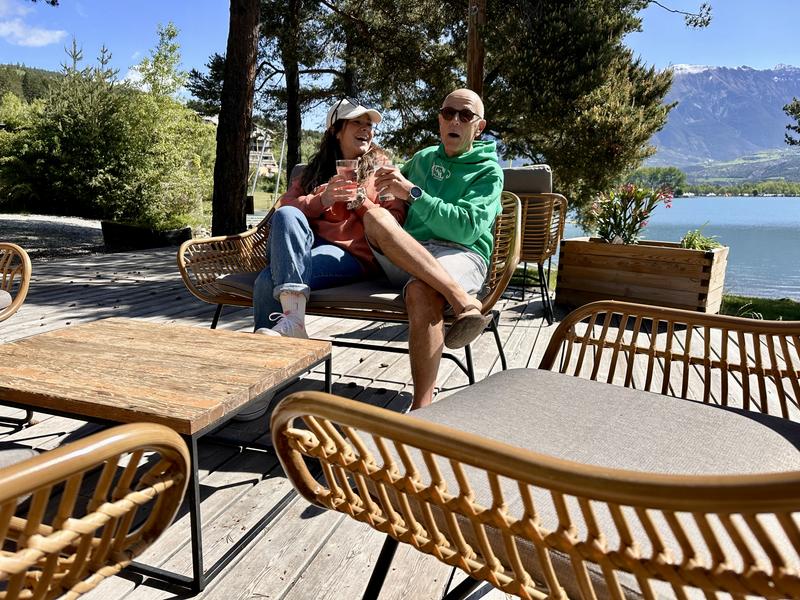 Terrasse au bord de l'eau pour boire un verre - © CNASP Espace détente - © CNASP
