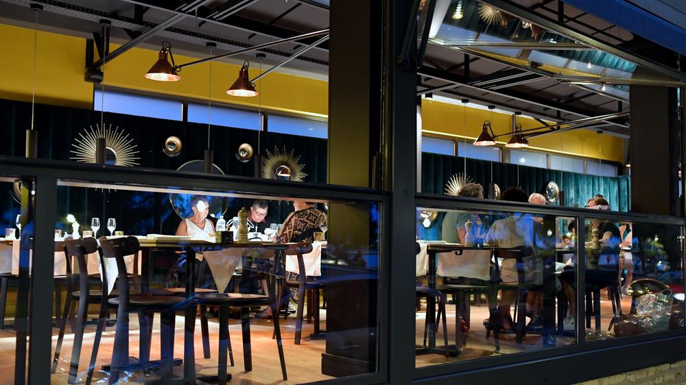 Vue de nuit depuis l'extérieur sur l'intérieur du restaurant