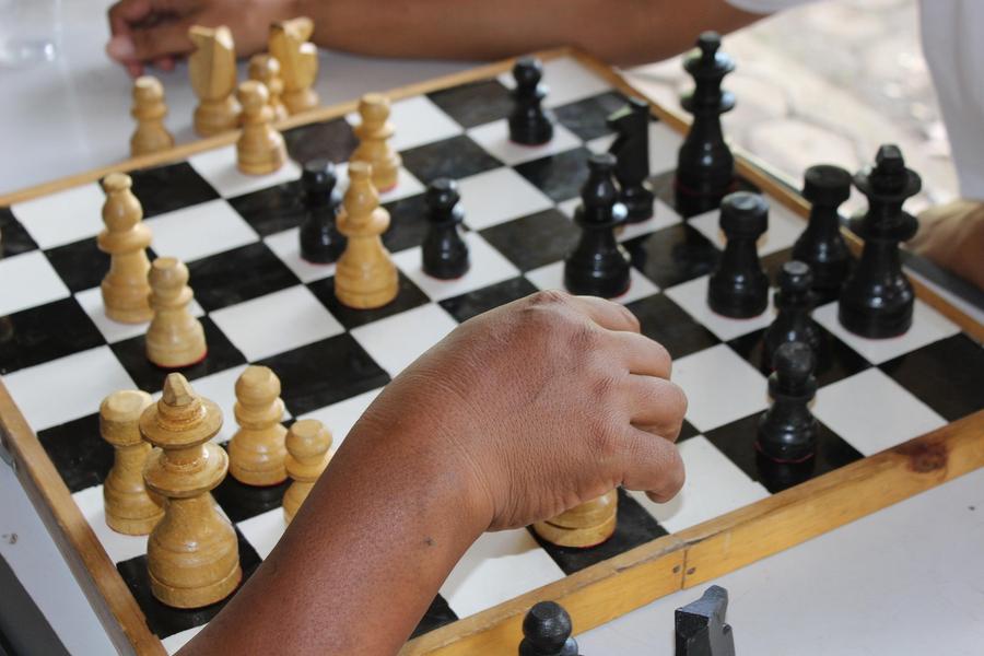Initiation et parties d'échecs au café