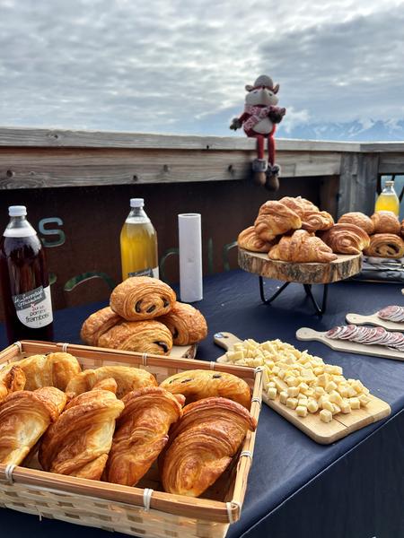 Petit-déjeuner au sommet été, face au Mont Blanc_Les Saisies