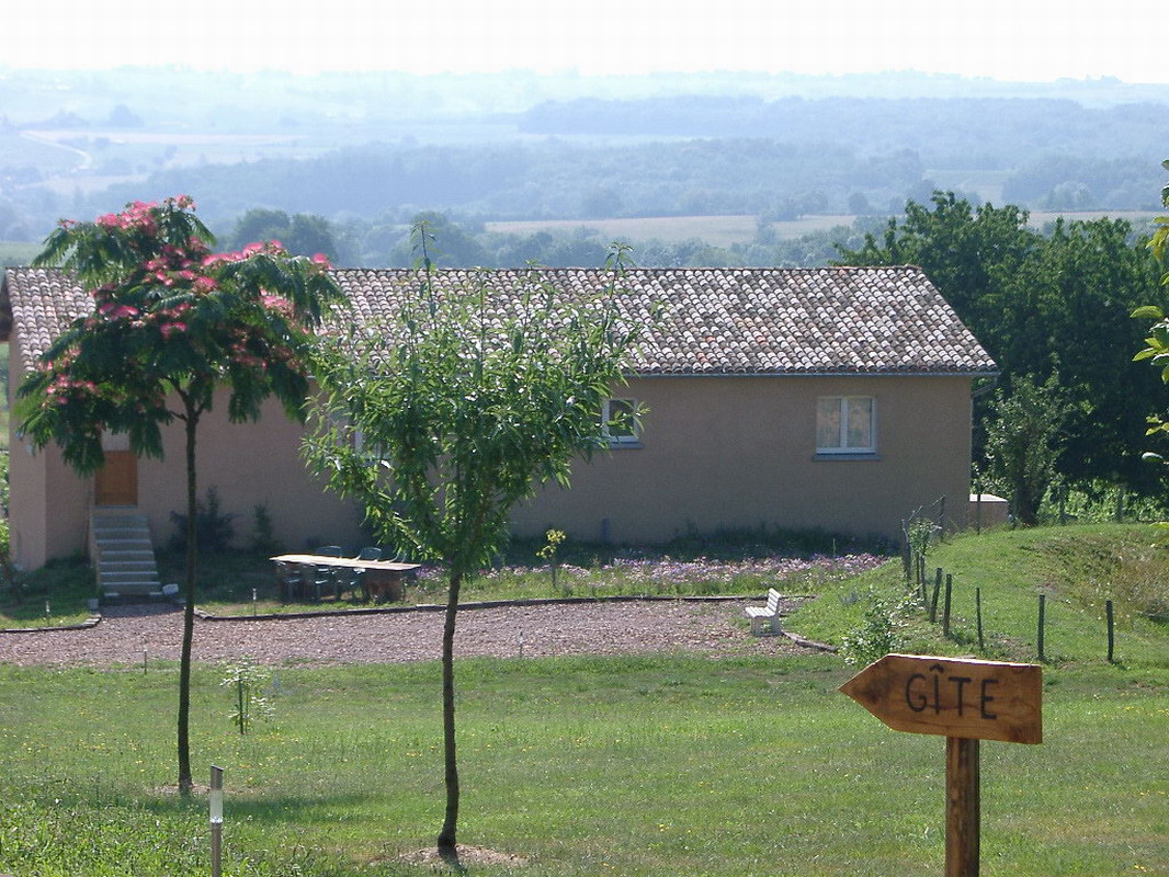 Gîte d'étape et de groupe des Essarts à Pouilly - Porte des pierres Dorées (Rhône - Beaujolais).